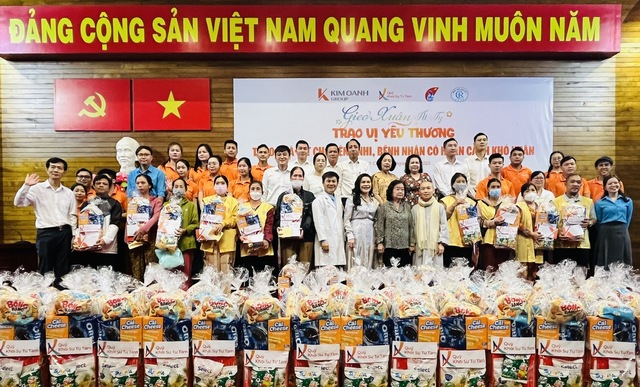 Trao yêu thương cho các bệnh nhân nghèo dịp tết Ất Tỵ- Ảnh 5.