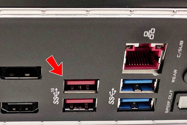 Vì sao một số cổng USB có màu đỏ?- Ảnh 1.