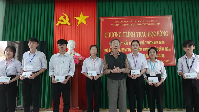 Học bổng 'Thầy tôi' của  nhà thơ Thanh Thảo đến với học sinh Sơn Mỹ- Ảnh 1.