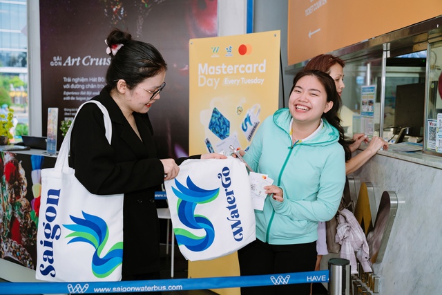 Những hành khách đầu tiên được tặng merchandise từ WaterBus trong “Ngày Mastercard”