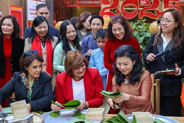 Phu nhân Tổng Bí thư cùng các nhà ngoại giao gói bánh chưng ngày tết- Ảnh 3.