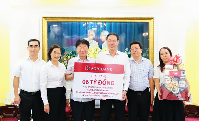 Đồng chí Phạm Trung Kiên, Phó trưởng Văn phòng Đại diện Agribank khu vực miền Nam (bên trái) trao biển tượng trưng tặng kinh phí an sinh xã hội trên địa bàn TP. Hồ Chí Minh nhân dịp Tết Ất Tỵ 2025