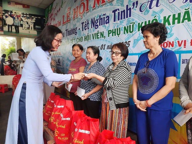 Cây mùa xuân 2025: Ấm áp quà tết đến với bà con 
hoàn cảnh khó khăn- Ảnh 3.