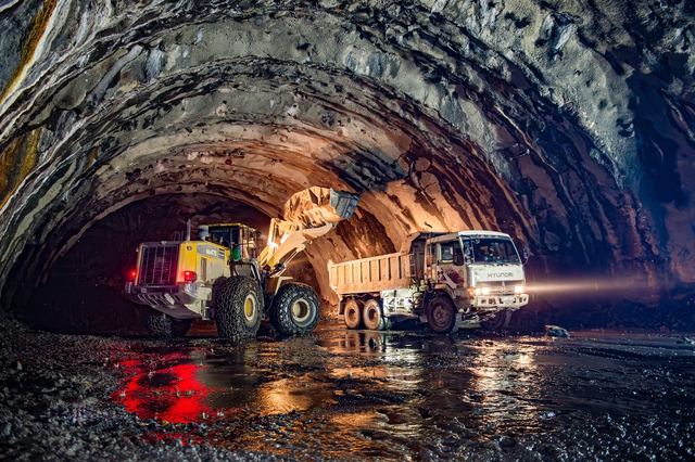 Hầm Tuy An trên cao tốc Chí Thạnh - Vân Phong đã thông- Ảnh 1.