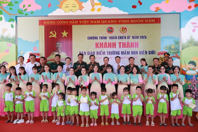 Xuân chiến sĩ 2026: Gần 5 tỉ đồng chăm lo tết vùng biên- Ảnh 2. Xuân chiến sĩ 2026: Gần 5 tỉ đồng chăm lo tết vùng biên- Ảnh 2.