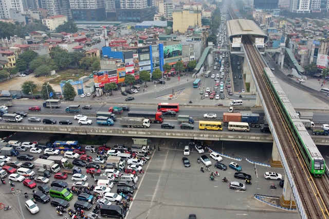 Ngày đầu tổ chức lại giao thông, 'điểm đen' ùn tắc Khuất Duy Tiến - Nguyễn Trãi chưa hạ nhiệt- Ảnh 8.