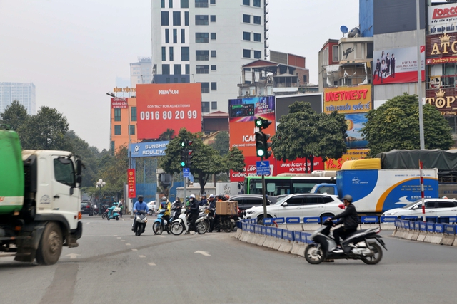 Ngày đầu tổ chức lại giao thông, 'điểm đen' ùn tắc Khuất Duy Tiến - Nguyễn Trãi chưa hạ nhiệt- Ảnh 11.