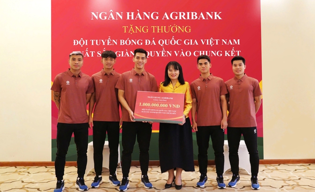 Agribank tặng thưởng 1 tỉ đồng cho Đội tuyển Bóng đá Quốc gia Việt Nam- Ảnh 1.