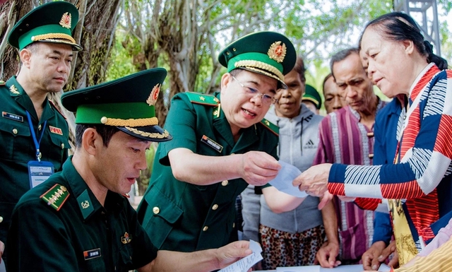 'Xuân biên phòng, ấm lòng dân bản' 2025 trao nhà, tặng quà tết cho bà con- Ảnh 2.