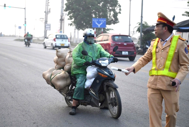 Cục CSGT lý giải tình trạng đèn tín hiệu 'đang xanh bỗng nhảy sang đỏ'- Ảnh 1.