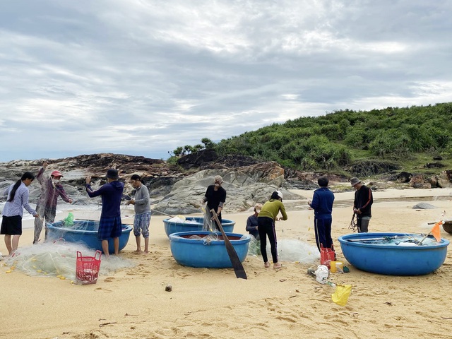 Mưu sinh trên biển Sa Huỳnh- Ảnh 2.