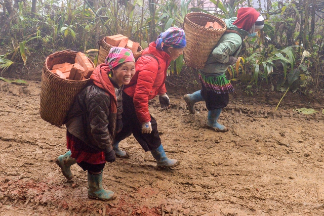 Người dân biên giới A Lù háo hức đón tết trong ngôi nhà mới- Ảnh 2.