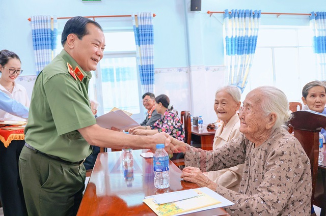 Giám đốc Công an TP.Cần Thơ tặng quà tết cho hộ nghèo, gia đình chính sách- Ảnh 1.