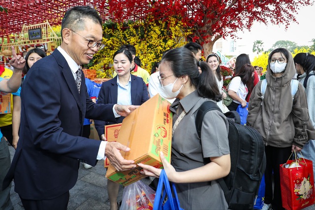 Những thùng mì Hảo Hảo của Acecook Việt Nam theo chân sinh viên và người lao động về quê đón Tết (ẢNH: NHẬT THỊNH)