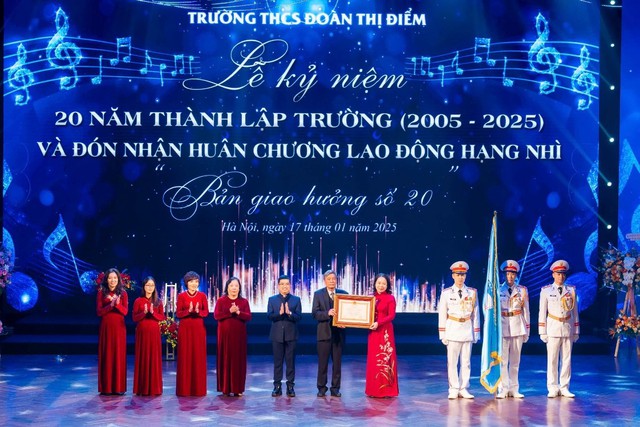 Bà Võ Thị Ánh Xuân, Phó Chủ tịch nước trao Huân chương Lao động hạng Nhì cho nhà trường