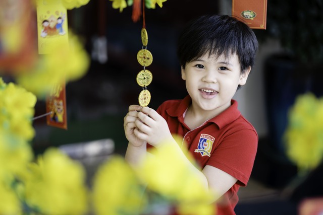Tết ở Royal School: Món ăn tinh thần giúp trẻ hiện đại thêm yêu văn hóa cổ truyền- Ảnh 1.