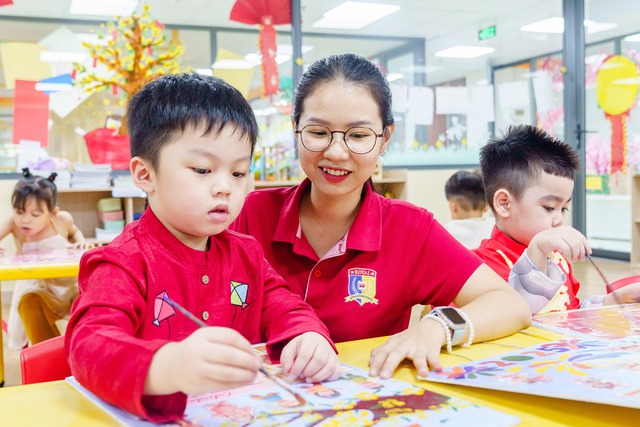 Đón Tết Ất Tỵ 2025, trẻ mầm non Royal School đã tham gia nhiều hoạt động thú vị cùng gia đình, thầy cô, bạn bè
