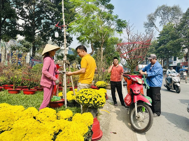 Tết Nguyên đán Ất Tỵ, TP.HCM trời se lạnh lại có mưa- Ảnh 1.