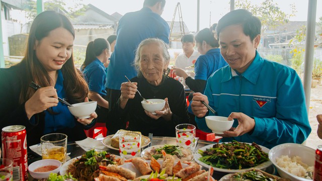 Ấm áp ‘bữa cơm tất niên’ với các Bà mẹ Việt Nam anh hùng- Ảnh 4.