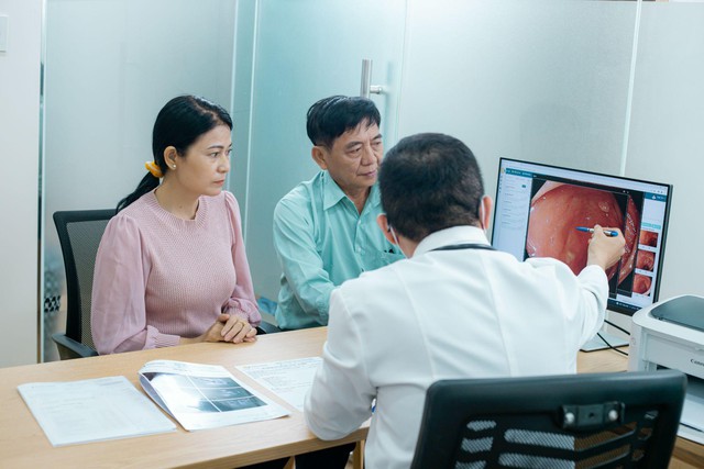 Bác sĩ Khoa tiêu hóa tại Doctor Check đang tư vấn kết quả nội soi cho bệnh nhân