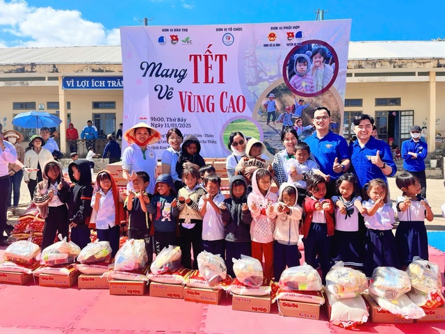 Mang tết về với trẻ em vùng cao- Ảnh 1.