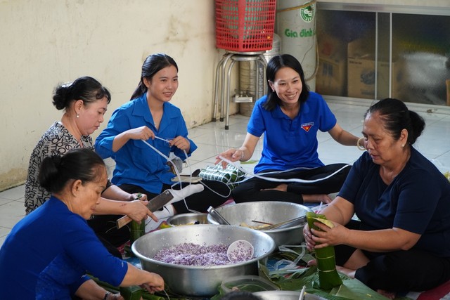 Người trẻ miền Tây: Tiếp sức công nhân đang thi công 3.000 km đường bộ cao tốc- Ảnh 3.