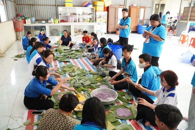 Người trẻ miền Tây: Tiếp sức công nhân đang thi công 3.000 km đường bộ cao tốc- Ảnh 5.