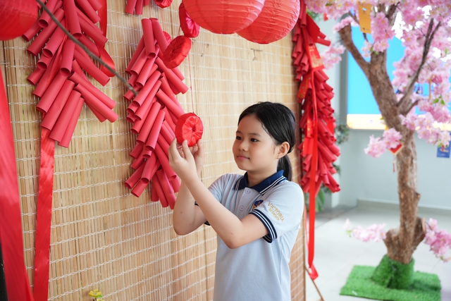 Học sinh Victoria School - Nam Sài Gòn trang trí không gian Tết tại trường