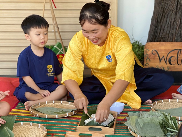 Học sinh Victoria Preschool - SwanBay trải nghiệm làm bánh bột lọc ngày Tết