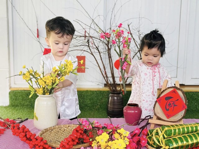 Lớp học cắm hoa ngày Tết của các em học sinh mầm non Victoria Preschool - Kindy Town