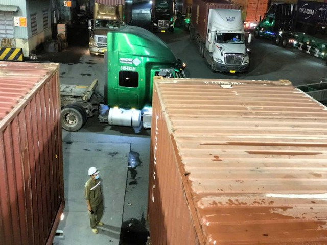 Th&agrave;nh phố sau 0 giờ những ng&agrave;y cận tết...- Ảnh 1.