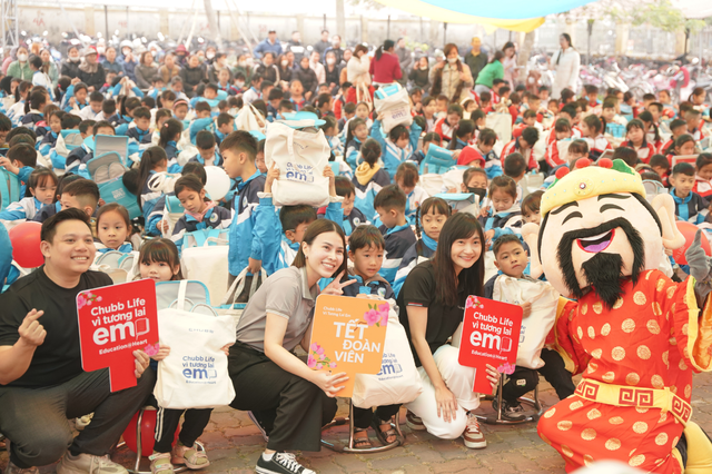 Chương trình &quot;Chubb Life vì tương lai em&quot; - Mừng Xuân Ất Tỵ ghé thăm điểm trường Tiểu học Minh Tân A, Hà Nội để tiếp thêm niềm vui cho các em học sinh trước thềm năm mới