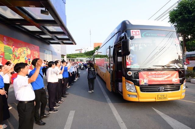 Saigon Co.op đưa miễn phí 900 người lao động, sinh viên về quê đón tết- Ảnh 1.