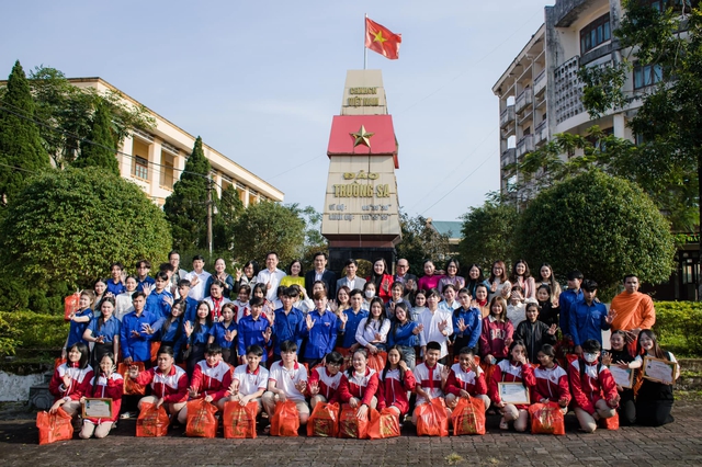 Thiết kế bao lì xì, bán lấy tiền ủng hộ học sinh nghèo- Ảnh 2.