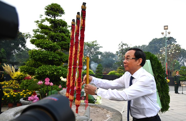 Lãnh đạo TP.HCM dâng hương, dâng hoa tưởng niệm các anh hùng liệt sĩ- Ảnh 2.