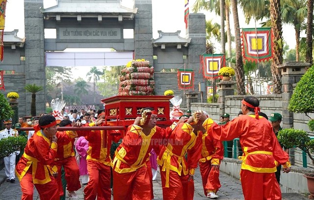 Lãnh đạo TP.HCM dâng hương, dâng hoa tưởng niệm các anh hùng liệt sĩ- Ảnh 4.