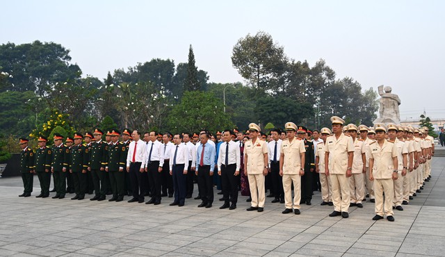 Lãnh đạo TP.HCM dâng hương, dâng hoa tưởng niệm các anh hùng liệt sĩ- Ảnh 1.