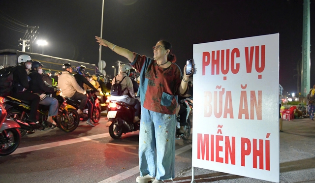 Bà con về miền Tây ăn tết được tặng bánh canh miễn phí  lót dạ đường đi- Ảnh 2.