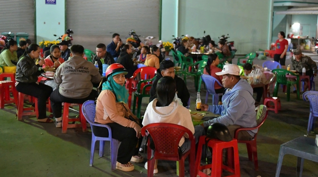 Bà con về miền Tây ăn tết được tặng bánh canh miễn phí  lót dạ đường đi- Ảnh 4.