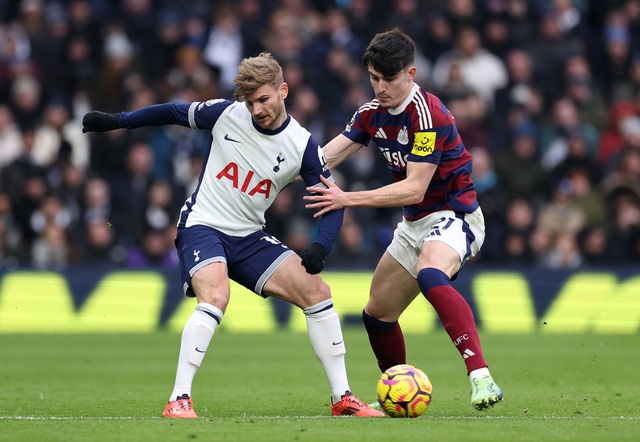 Tiền đạo Timo Werner (áo trắng)