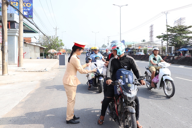 Trên đường về quê đón tết, người dân bất ngờ được nhận sữa, nước suối từ CSGT- Ảnh 3.