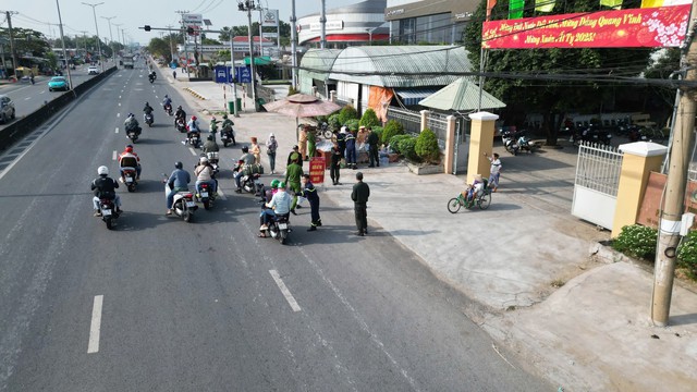 Trên đường về quê đón tết, người dân bất ngờ được nhận sữa, nước suối từ CSGT- Ảnh 1.