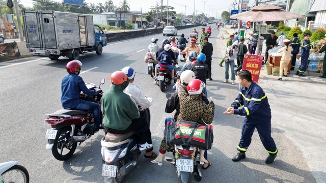 Trên đường về quê đón tết, người dân bất ngờ được nhận sữa, nước suối từ CSGT- Ảnh 4.