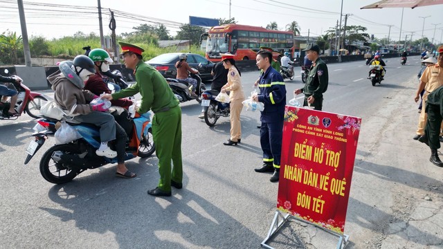 Trên đường về quê đón tết, người dân bất ngờ được nhận sữa, nước suối từ CSGT- Ảnh 2.