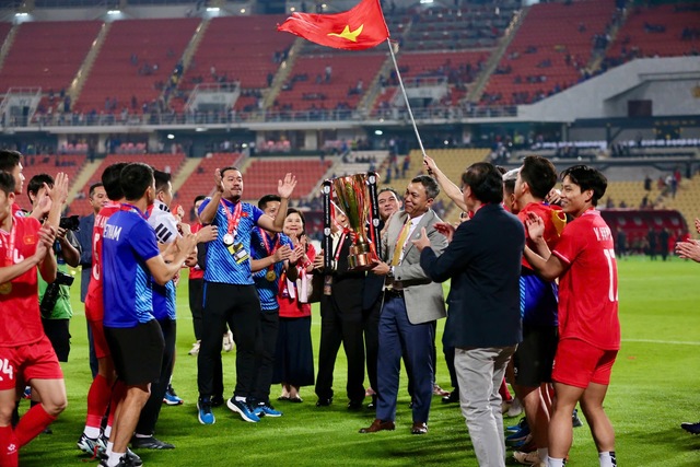 Úc bất ngờ muốn đấu AFF Cup: Bóng đá khu vực biến động lớn, Việt Nam áp lực
- Ảnh 2.