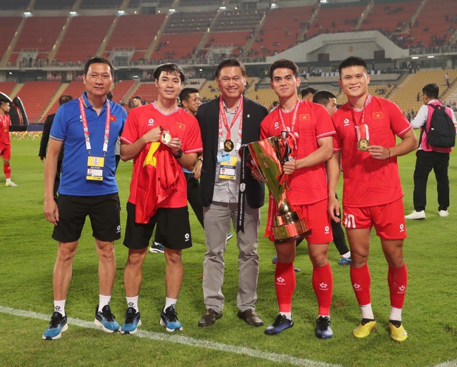 Madam Pang ‘ngó sang’ V-League, quyết thay đổi điều trọng đại: Để thắng bóng đá Việt Nam
- Ảnh 2.