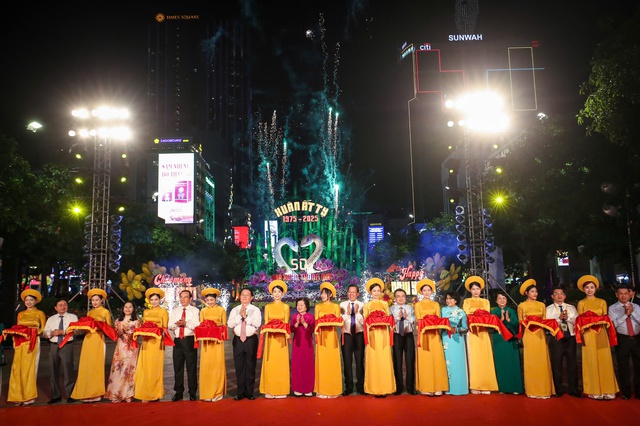 Ch&iacute;nh thức khai mạc đường hoa Nguyễn Huệ Tết Ất Tỵ 2025- Ảnh 1.