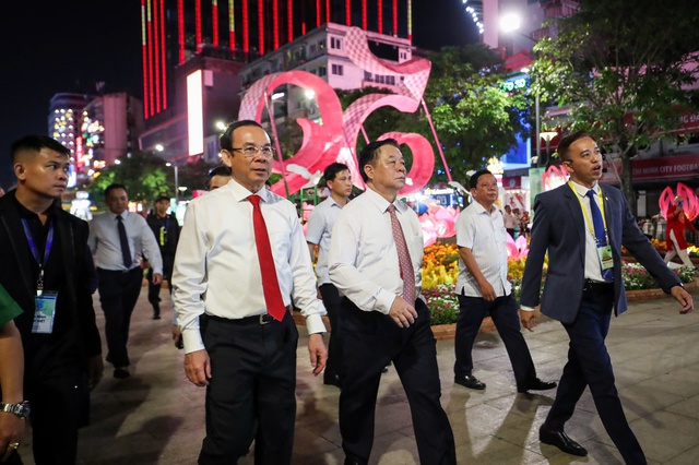 Ch&iacute;nh thức khai mạc đường hoa Nguyễn Huệ Tết Ất Tỵ 2025- Ảnh 2.