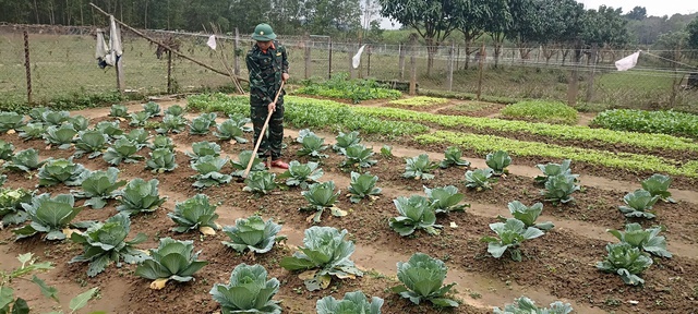 Ấm lòng cuối năm: Chú bộ đội, công an xã trả lại tiền cho người nghèo đánh rơi- Ảnh 4.