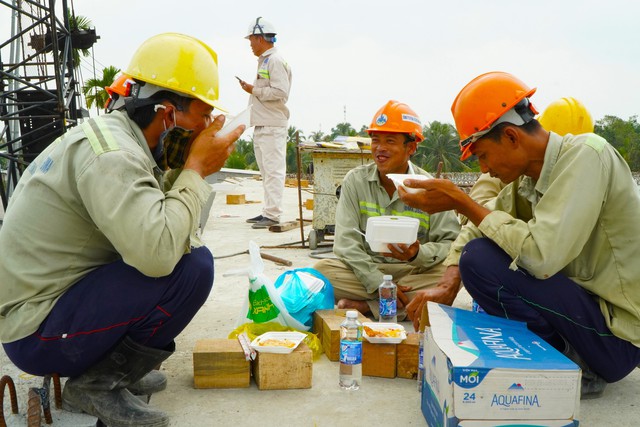 29 tết trên công trình 3.000 km đường cao tốc có gì lạ?- Ảnh 4.